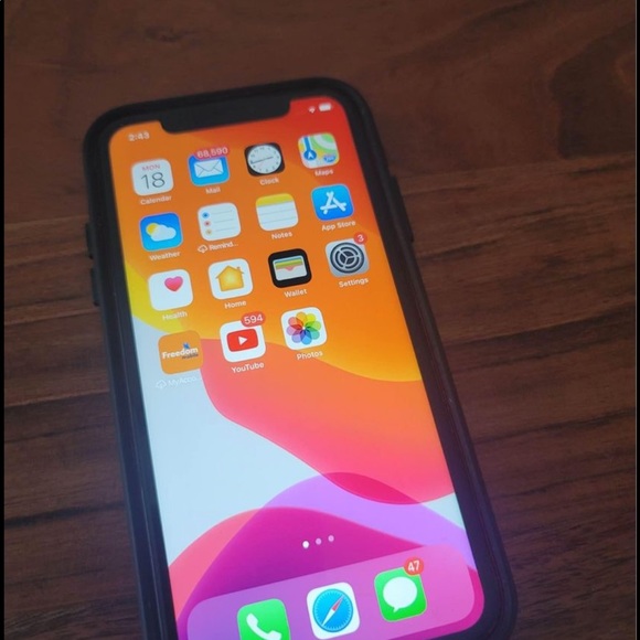 iPhone 11 64 gb comes with screen protector and otter box case - Picture 3 of 3